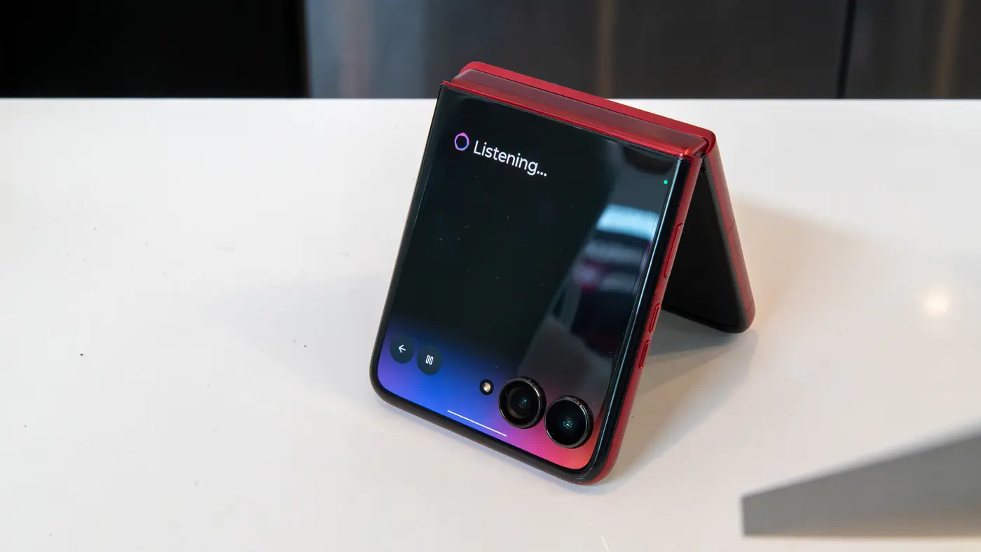Look & Talk on the Razr Ultra 2025 listening for a voice