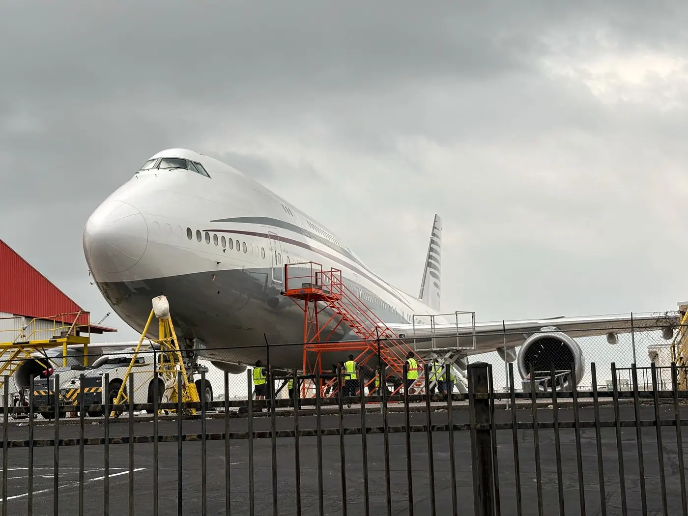 A Boeing 747 with the color scheme of planes used by the Qatari royal family