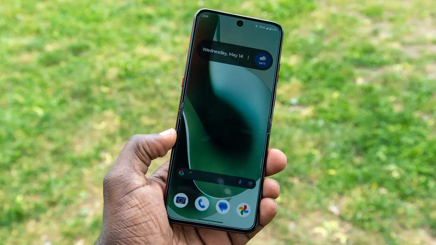 The Razr Ultra 2025 main display outside