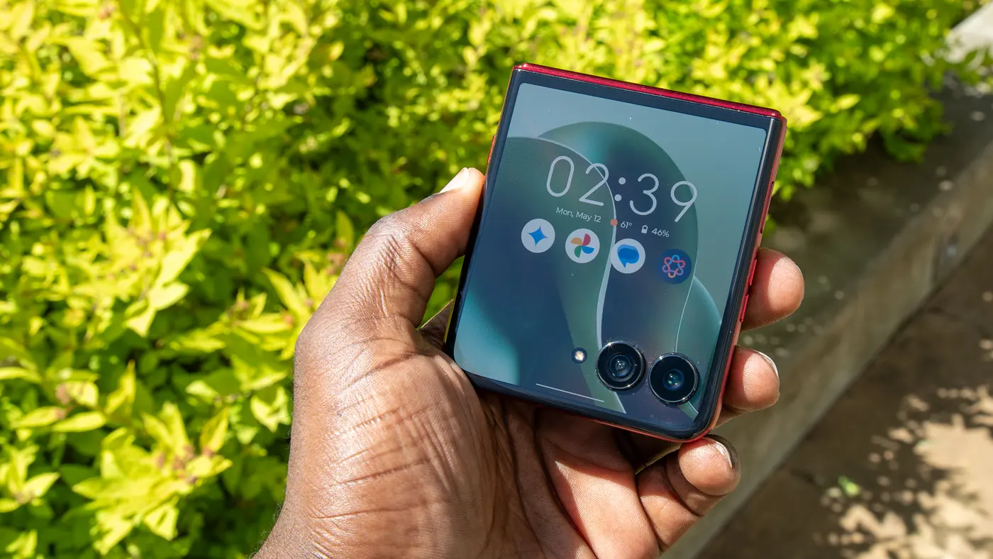 The Razr Ultra 2025 cover screen outside