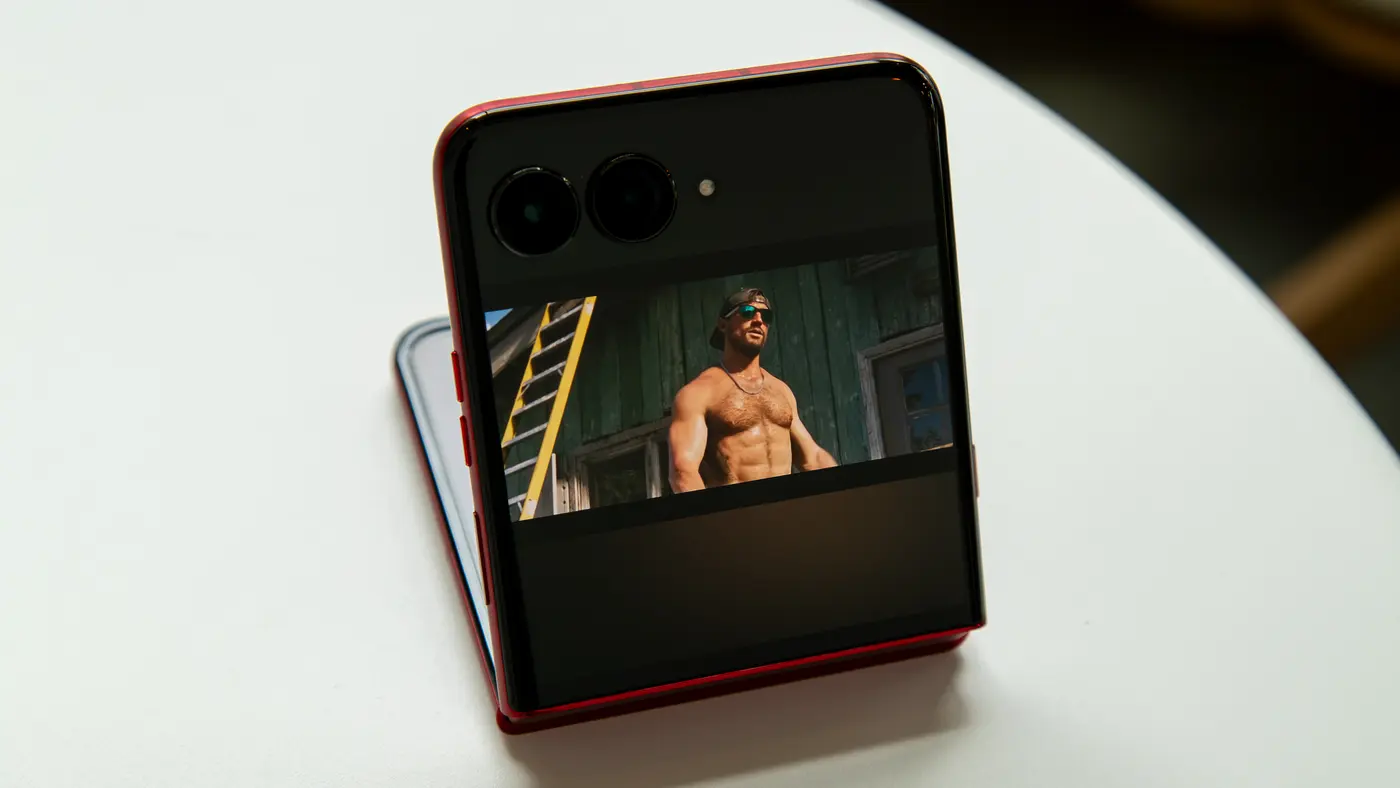 A video playing on the Razr Ultra 2025 cover screen
