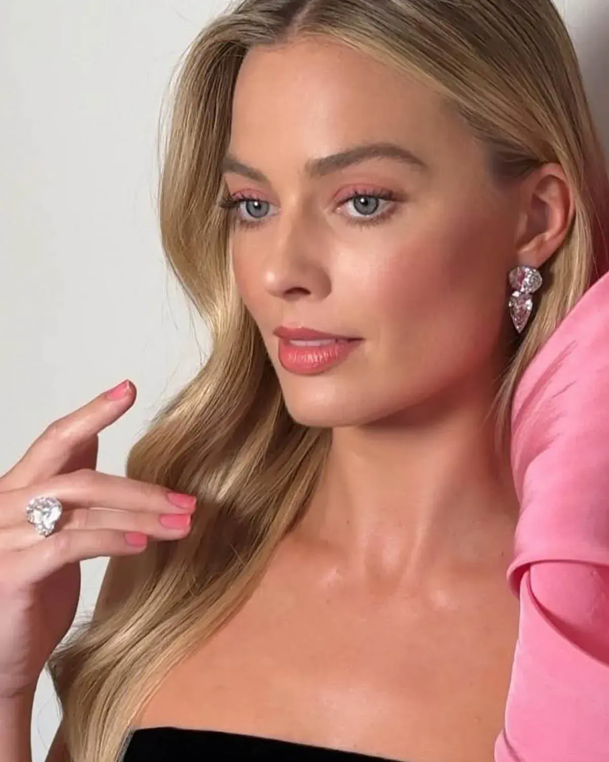 jelly pink nail polish on margot robbie by betina goldstein for screen actors guild awards summer 2025 nail color trends