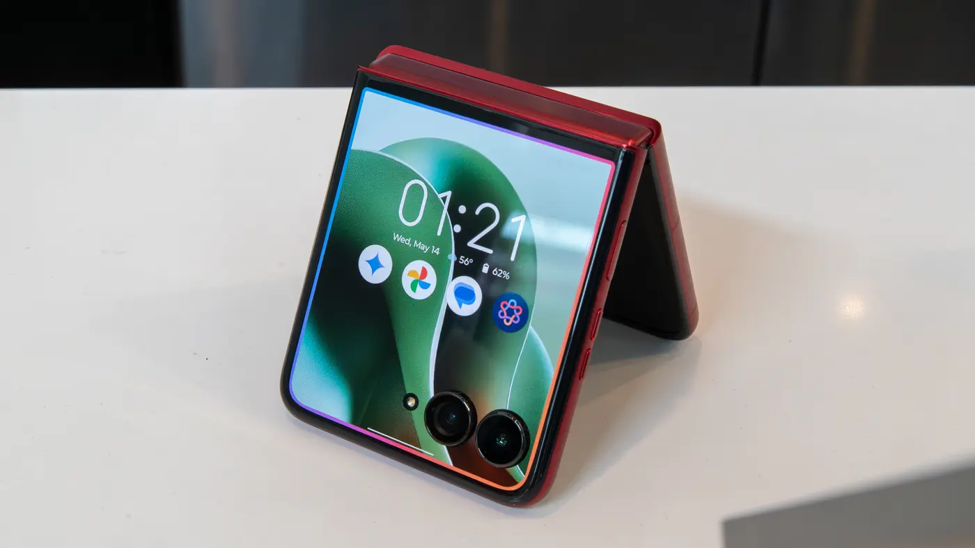 The Razr Ultra 2025 cover screen with Look & Talk on standby