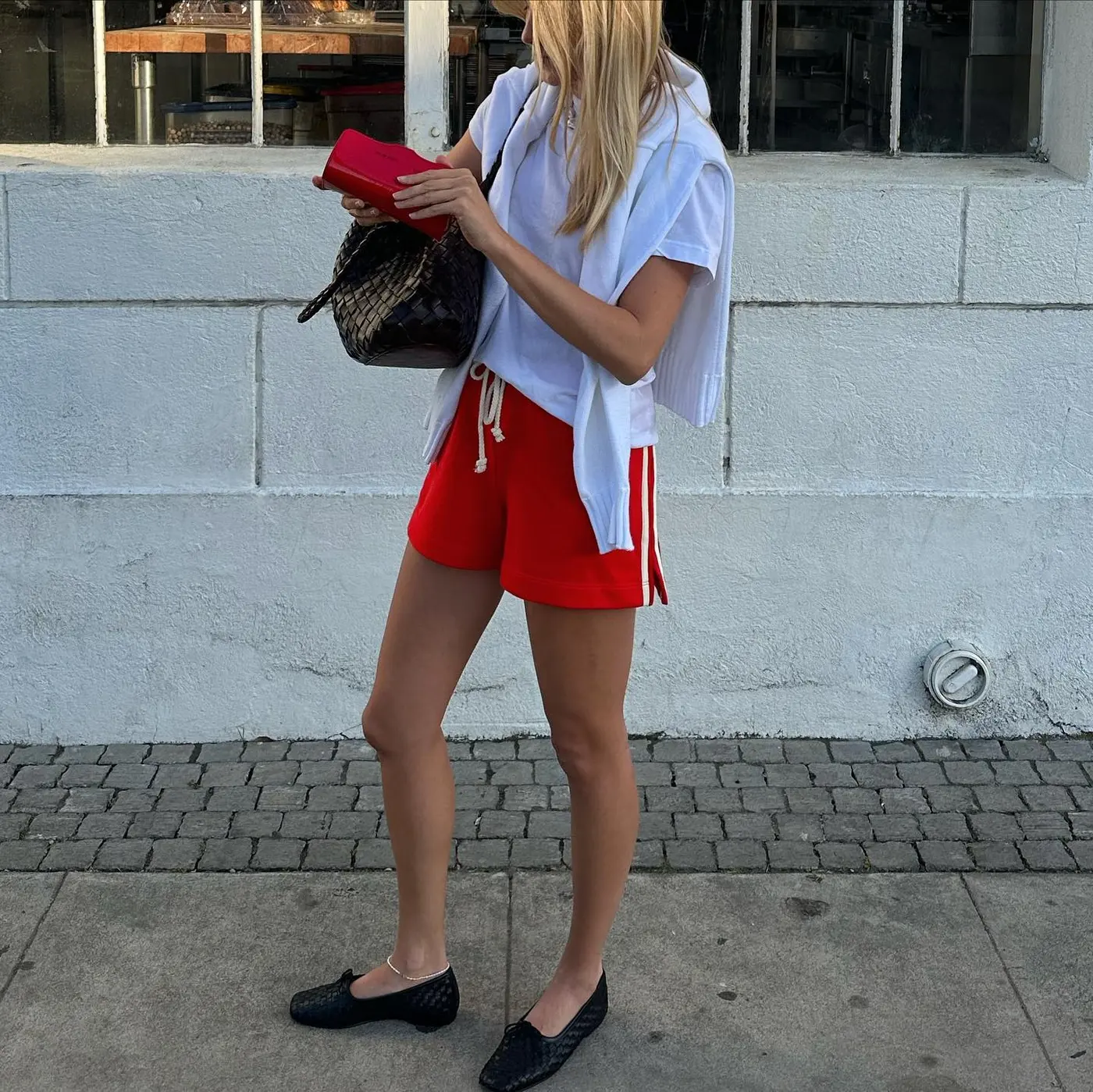 An image of @caitlinburnhamm wearing a 2025 short trend.