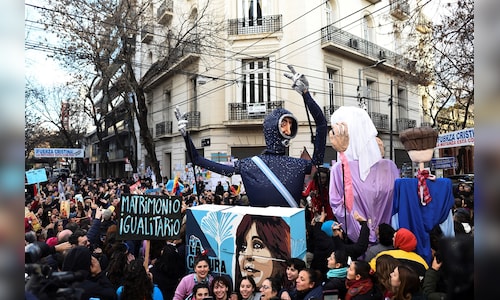 Argentina's former president Kirchner, currently under house arrest, ignites political conflict from his balcony.