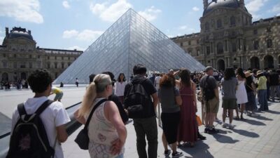 Louvre Museum Closes Due to Staff Strikes Over Mass Tourism | Photo Gallery