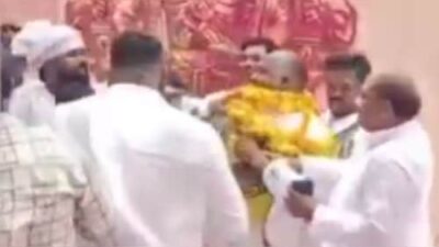 Party Employee Attacks SSP Chief Mahendra Rajbhar Several Times with Garland in UP