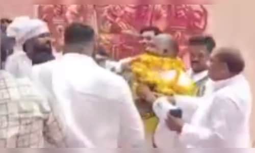 Party Employee Attacks SSP Chief Mahendra Rajbhar Several Times with Garland in UP