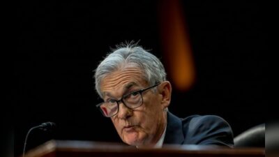 US Federal Reserve maintains its key interest rate but anticipates two reductions later this year.
