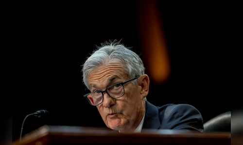 US Federal Reserve maintains its key interest rate but anticipates two reductions later this year.