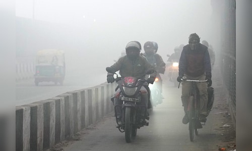 Delhi Suffers from Severe Air Pollution as Smog Affects Travel and Temperatures Fall
