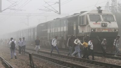 Delhi's Air Quality Remains "Critical," Toxic Smog Disrupts Flights and Train Operations