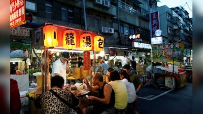 Fan of street food? Discover these 10 countries renowned for their vibrant local flavors.