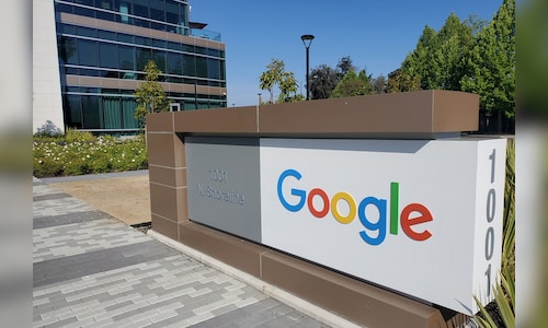 Google advises visa-holding staff against international travel due to prolonged US re-entry delays.