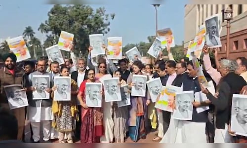 Intense Discussion and Tension: Priyanka Gandhi and Opposition MPs Rally Against VB-G RAM G Bill for Rural Employment | WATCH