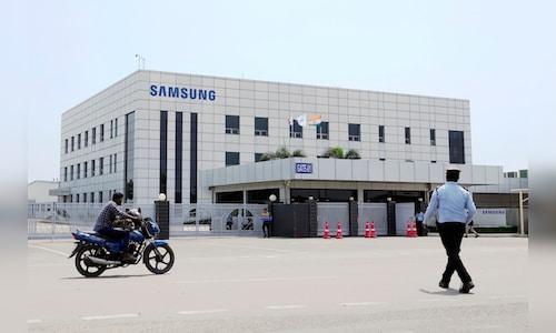 Samsung decides against listing in India, prioritizing AI integration and interest-free financing to drive growth.