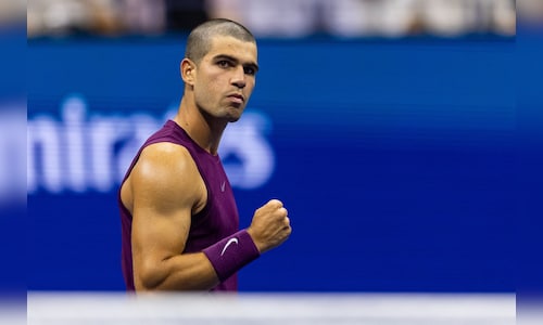 Carlos Alcaraz easily defeats Walton as he kicks off his quest for a career Grand Slam in Melbourne.
