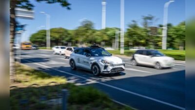 China suspends issuance of new robotaxi licenses following Baidu’s major service disruption in Wuhan, affecting over 100 vehicles.