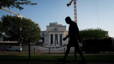 Fed Minutes Indicate Officials Acknowledge Dual Risks from Iran Conflict