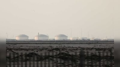 Russia presents discounted LNG to energy-needy Asia amidst sanctions.