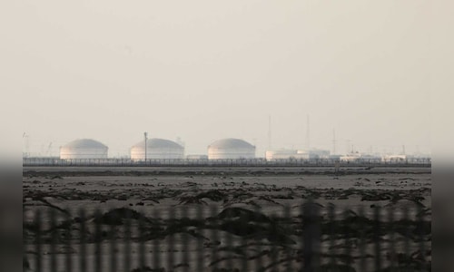 Russia presents discounted LNG to energy-needy Asia amidst sanctions.