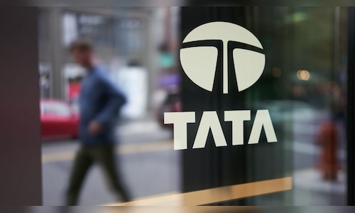 SP Group advocates for Tata Sons' listing ahead of RBI's decision.
