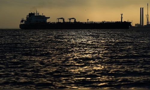Strait of Hormuz Dilemma Persists as LNG Tankers Turn Back While Iran Blocks Waterway