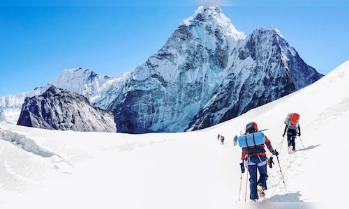 Climbing Season on Mount Everest Delayed, Yet Adventurers Unfazed by Massive Ice Block and Elevated Travel Expenses