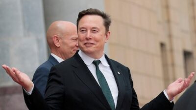 Elon Musk seeks engineers and physicists with no previous experience for SpaceXAI positions.
