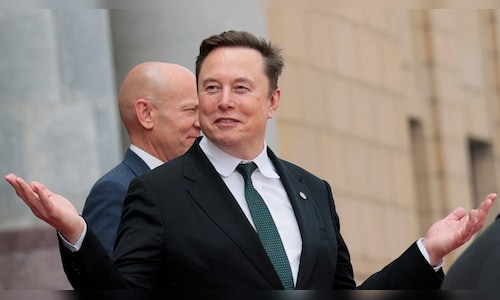 Elon Musk seeks engineers and physicists with no previous experience for SpaceXAI positions.