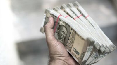 India's foreign exchange reserves decrease by $8 billion, totaling $688.894 billion.