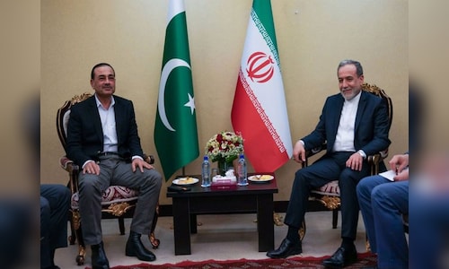 Pakistani Army Chief Munir and Iranian Foreign Minister Araghchi Discuss West Asia Conflict in Tehran