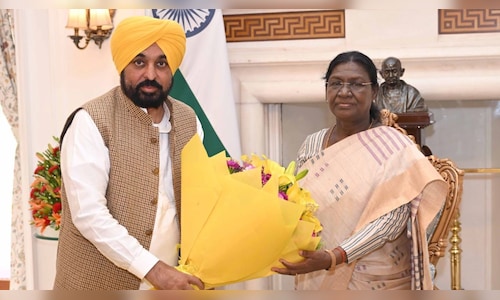 Punjab CM Mann meets President Murmu to request the revocation of six RS members' memberships.
