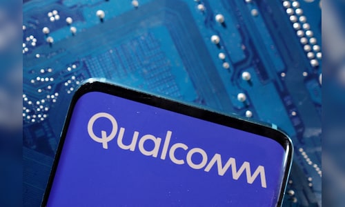 Qualcomm Gains Amid Optimism for Smartphone Recovery and Data-Center Chip Expansion