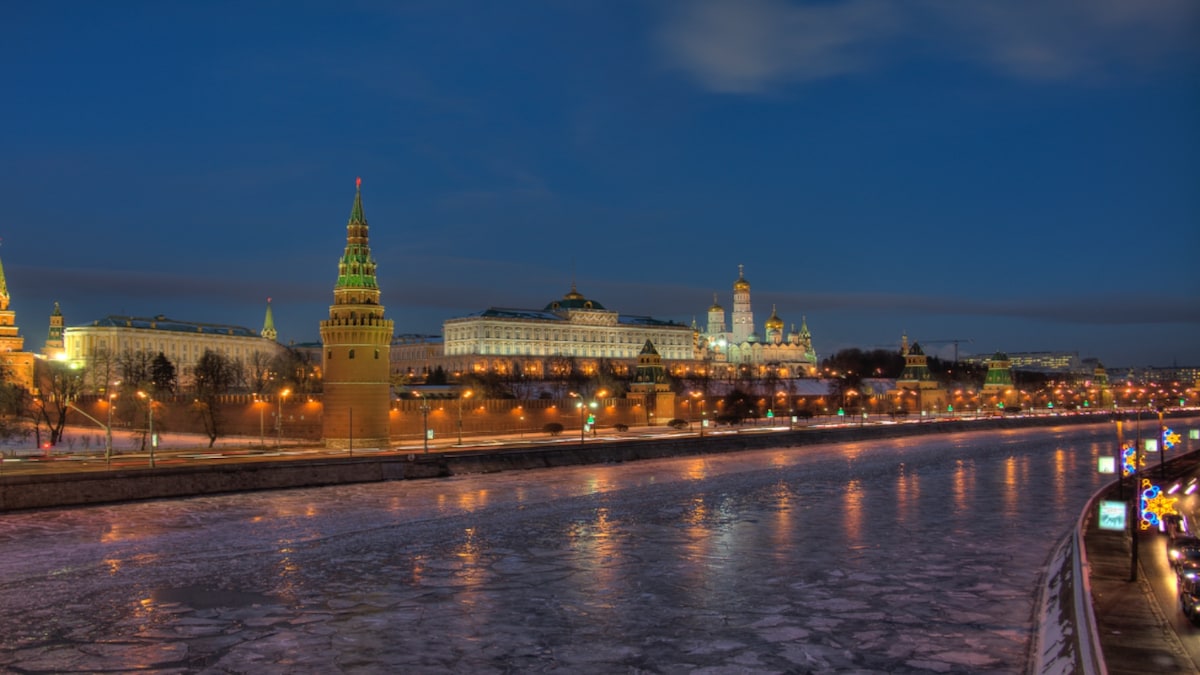 Kremlin Seeks Clarification from Apple Following Removal of Russian Apps from App Store