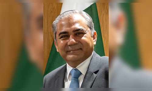 Pakistani Minister Travels to Tehran as Efforts Increase to Renew Iran-US Talks