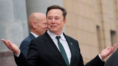Elon Musk hails Anthropic's AI chief, claims no model matches Mythos and Fable.
