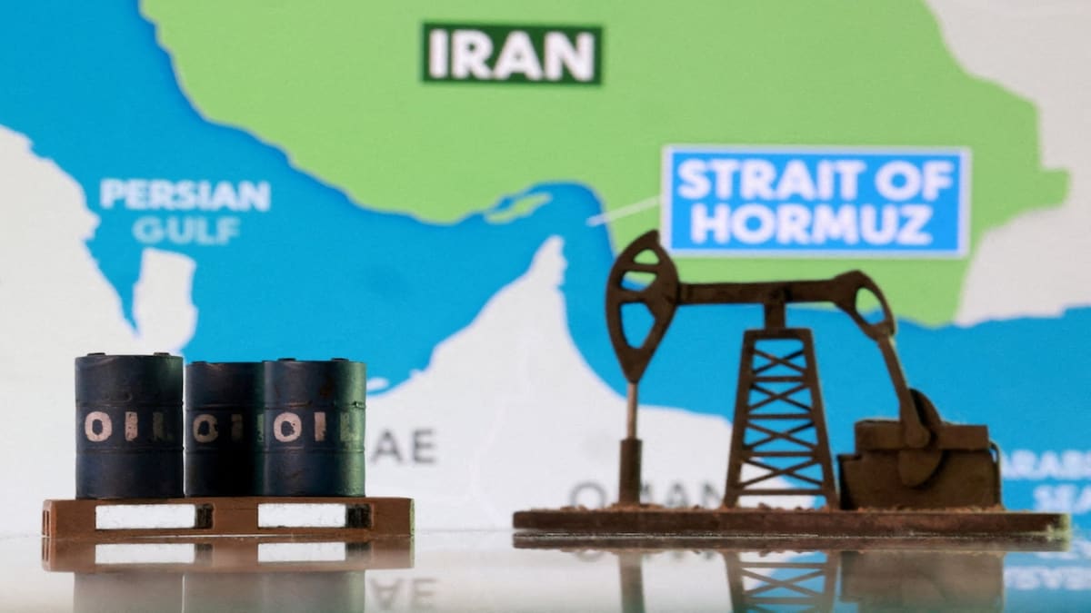 Four Oil and Gas Tankers Retrace Their Route from the Hormuz Strait Following Vessel Attacks