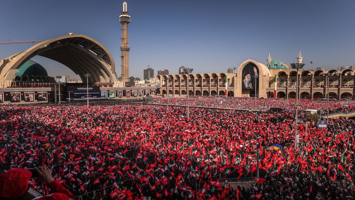 In Photos: Massive Turnout at Ayatollah Ali Khamenei's Funeral with Attendance from Iran's High Officials