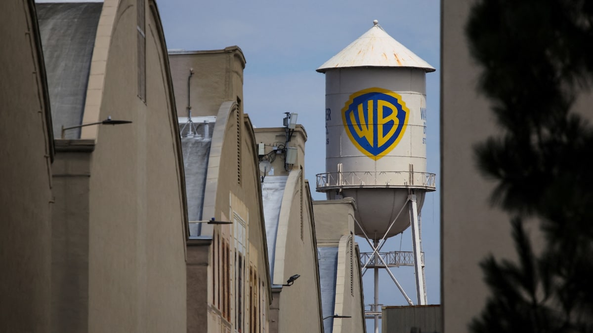 Judge orders Paramount and Warner to pause merger for at least two weeks in response to states' request.