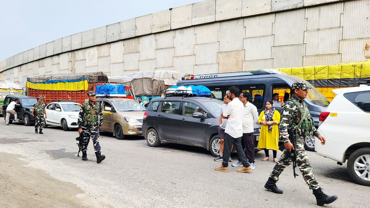 Traffic to Jammu stopped near Navyug Tunnel in J&K, leaving thousands of passengers stranded.