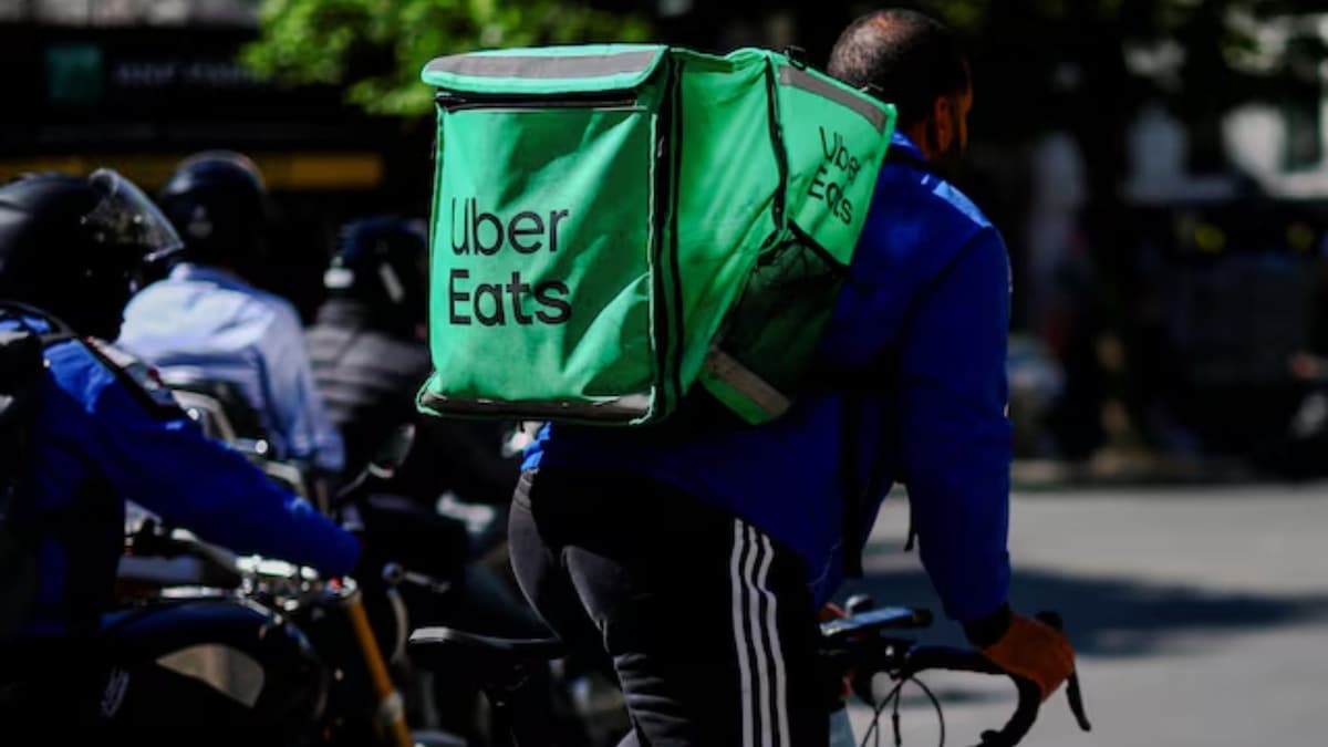 Uber halts expansion of food delivery in Europe while negotiating a deal with Delivery Hero, according to FT.