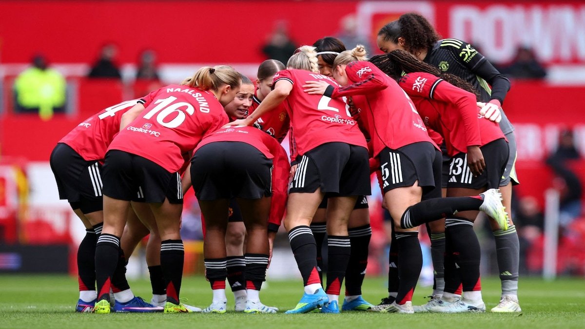 Manchester United hires Eva Olid as head coach of the women's team on a three-year contract.