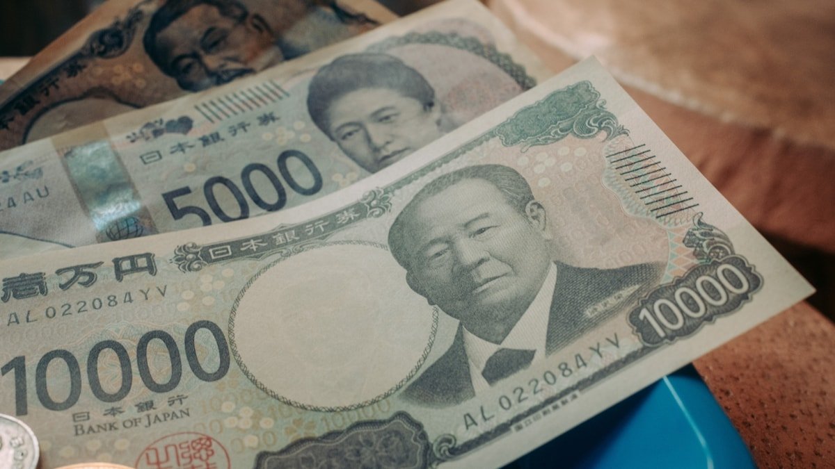 Yen gives up almost half of its US-Japan intervention gains.